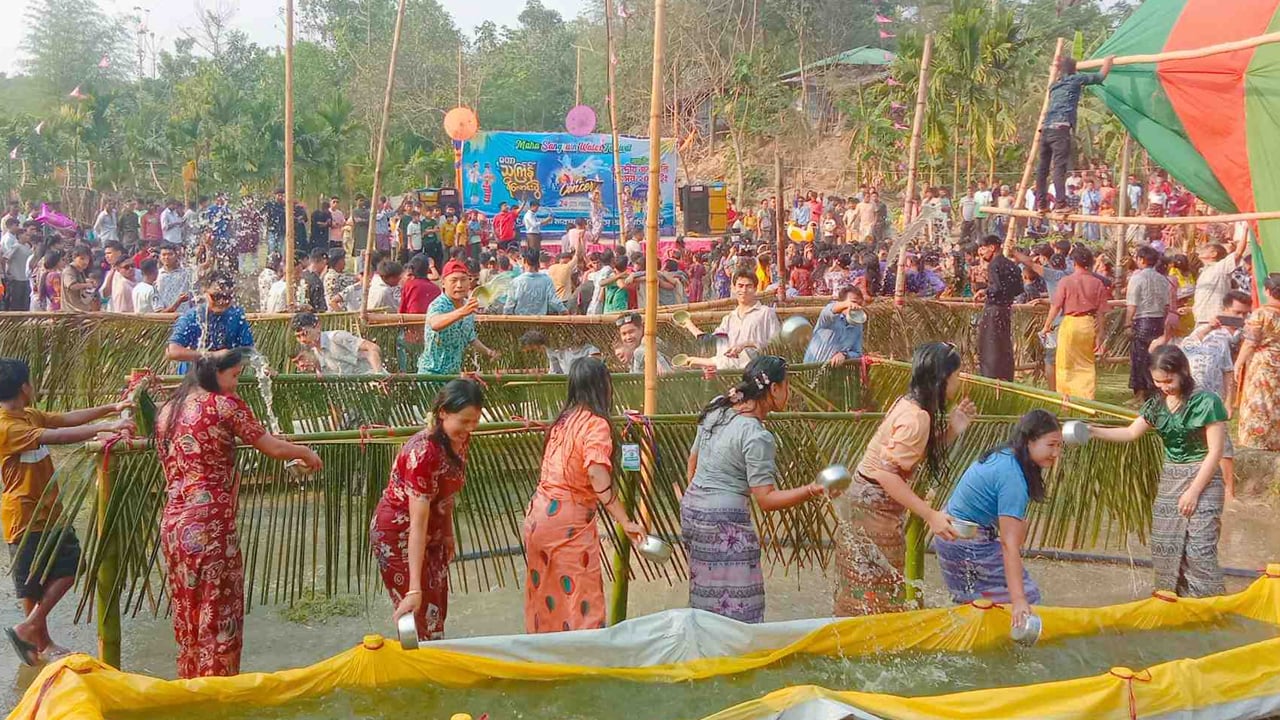 লামায় মারমা তরুণ-তরুণীরা মেতেছে নতুন বছরের স্বাগত