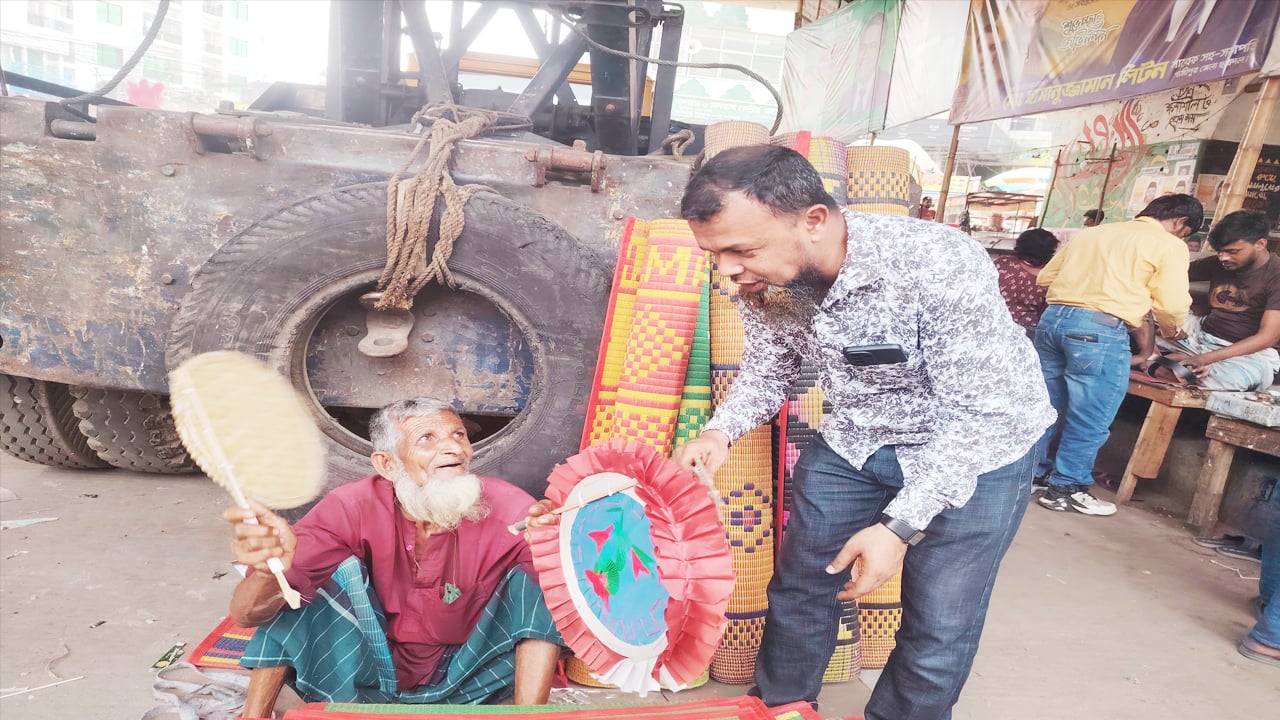 হাতপাখার চাহিদা বৃদ্ধির সাথে সাথে ব্যবসায়ীর আয় বৃদ্ধি