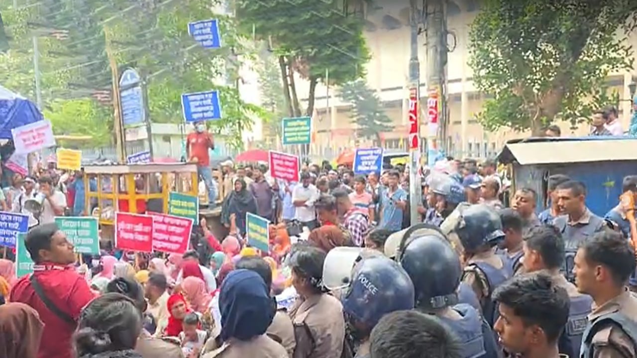 শিক্ষক-পুলিশের মুখোমুখি শাহবাগে
