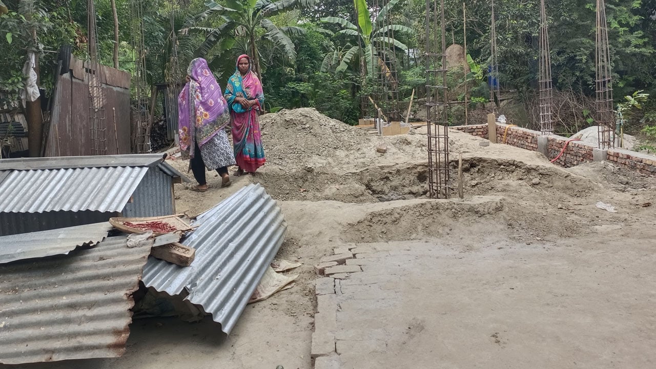 প্রবাসীর বাড়ি নির্মাণে বাধা দেয়ায় মামলা