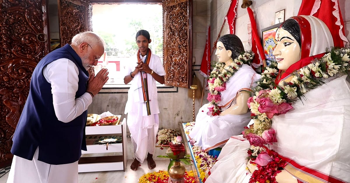নরেন্দ্র মোদি ঠাকুরনগরে মতুয়াদের মন্দিরে পূজা দিলেন