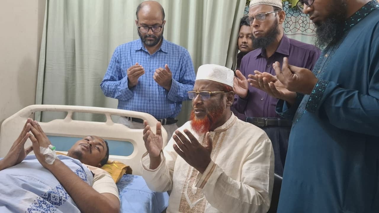 জামায়াত সেক্রেটারি জেনারেল জামায়াতের আহত শিক্ষার্থীকে দেখতে হাসপাতালে গেলেন