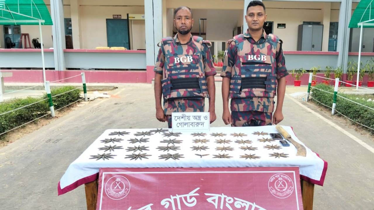 উখিয়ায় বিজিবির অভিযানে গুলি ও দেশীয় অস্ত্র উদ্ধার