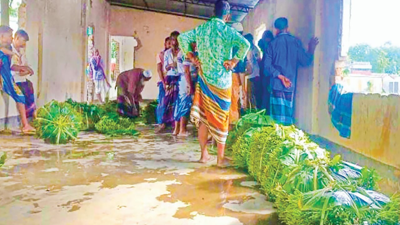 ফুলবাড়ীয়ায় আওয়ামী লীগ কার্যালয় এখন পানের হাট