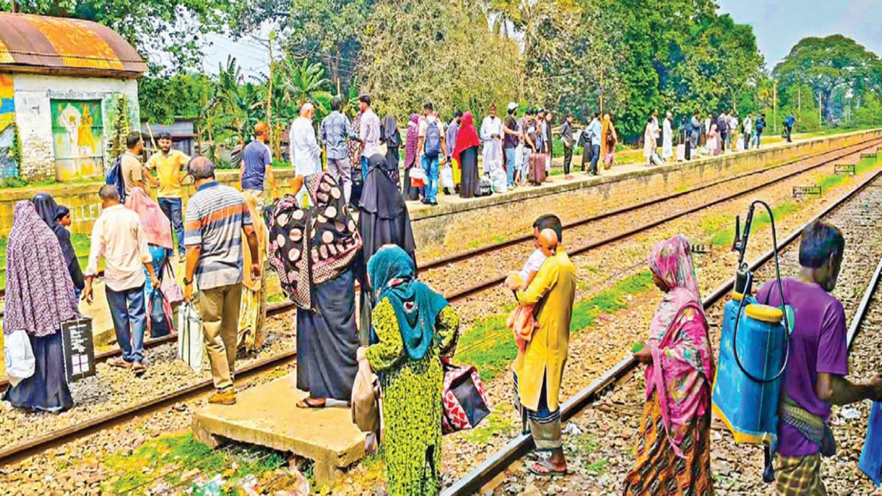 রেলওয়ে স্টেশনে ফুটওভার ব্রিজ না থাকায় দুর্ঘটনার ঝুঁকি