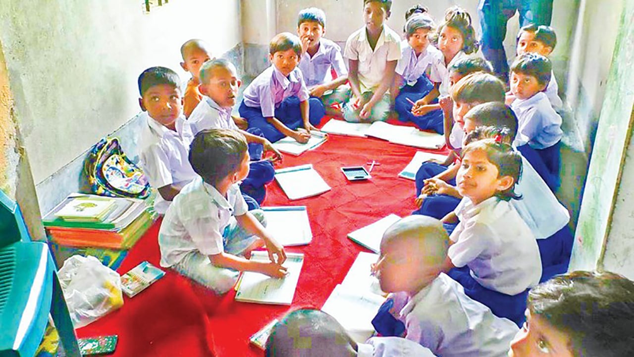 শ্রেণিকক্ষ সংকটে বারান্দায় পাঠদানের বিষয়টি