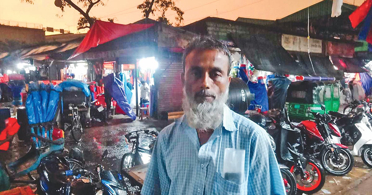 বৃষ্টির সমস্যায় মুখোমুখি হয়েছেন প্রতিবন্ধী জুতা সেলাইকার