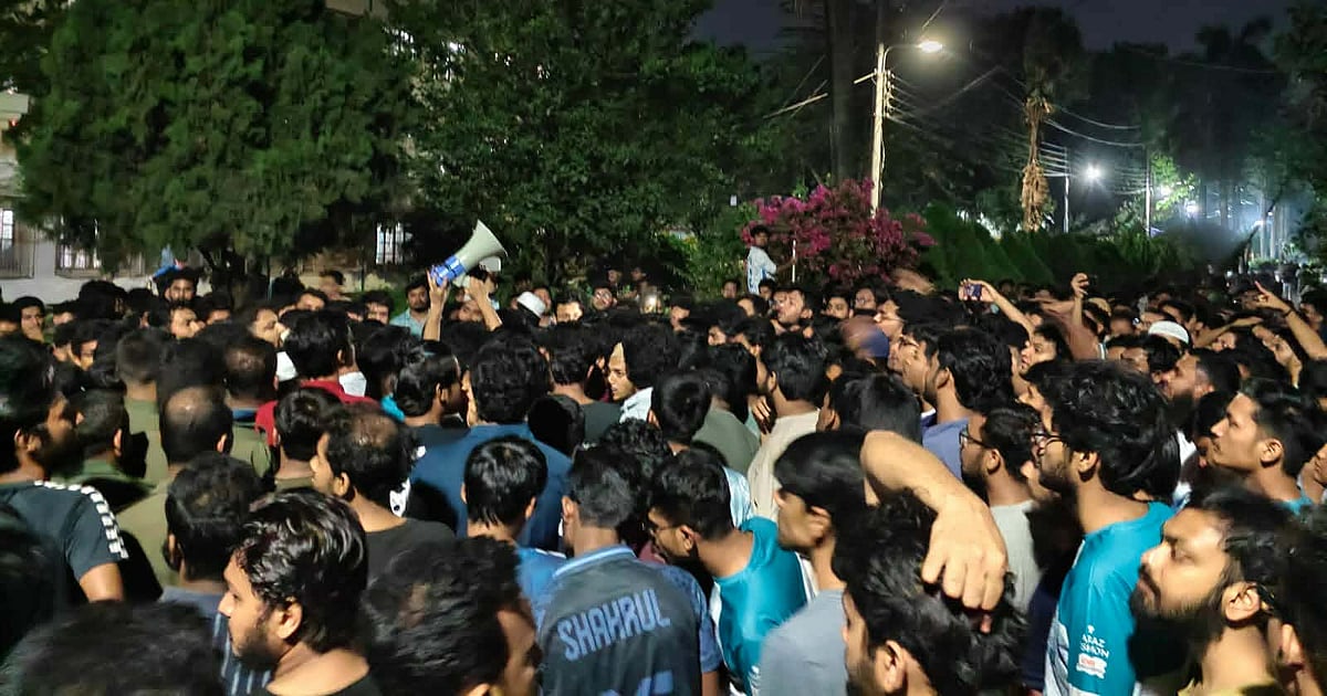 রুয়েটে দেয়াললিখন ও ব্যানার পোড়ানোর ঘটনায় উত্তেজনা