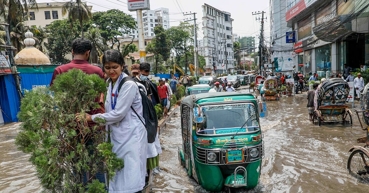 চট্টগ্রামে বৃষ্টির কারণে সড়কে পানির বন্যা