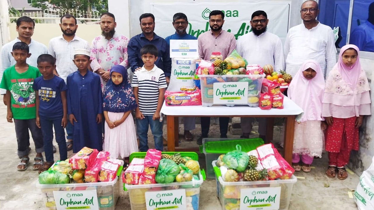 এতিম শিশুদের মাঝে মৌসুমী ফল ও শিক্ষা সামগ্রী বিতরণ