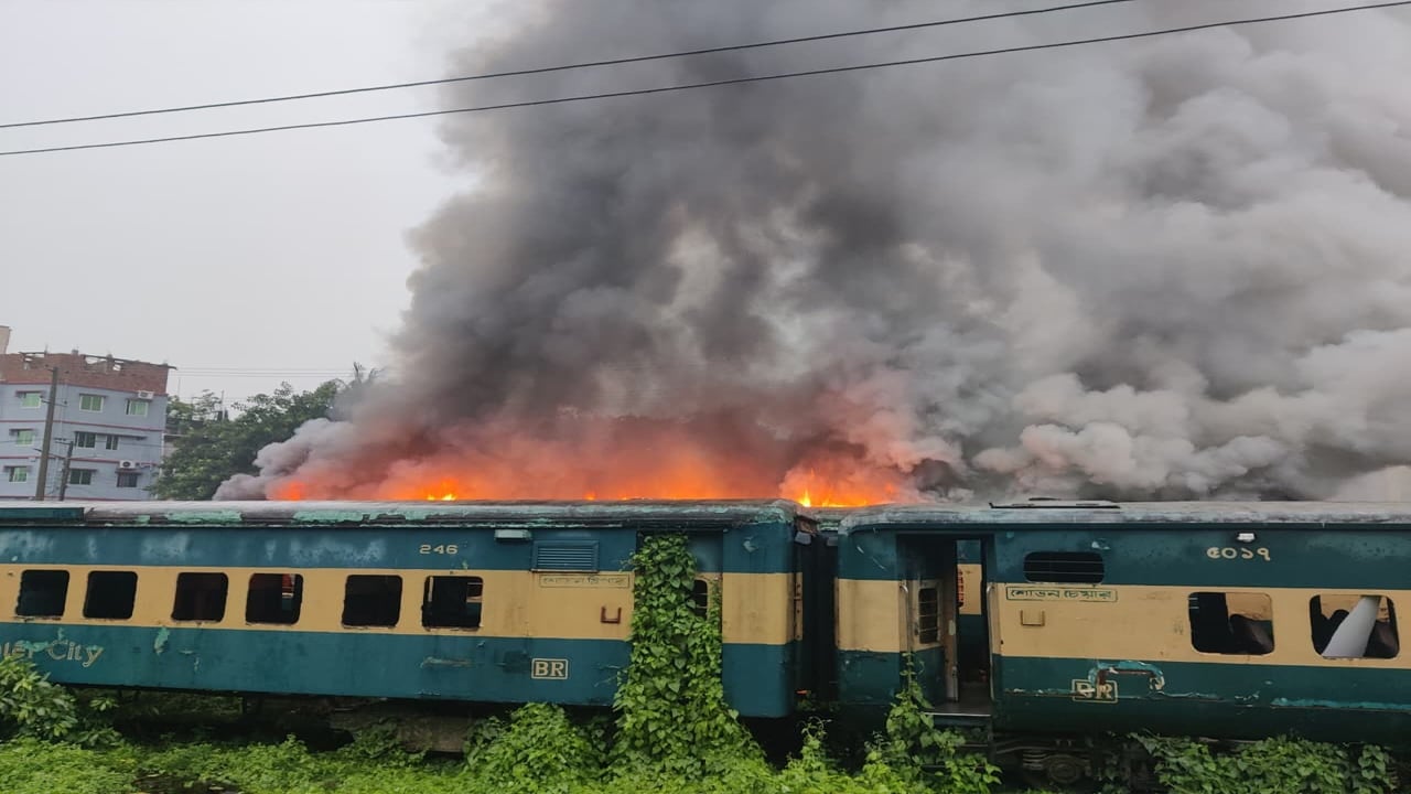 চট্টগ্রামে পরিত্যাক্ত রেলের বগিতে অগ্নিকাণ্ড