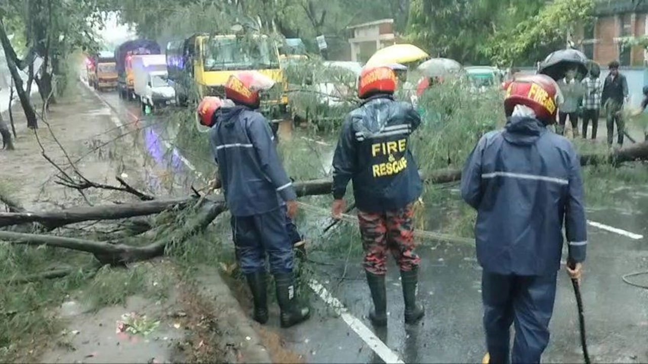 চট্টগ্রামে কালবৈশাখীর ঝড়ে মহাসড়ক অচল, ঘণ্টাব্যাপী যানজটে ভোগান্তি
