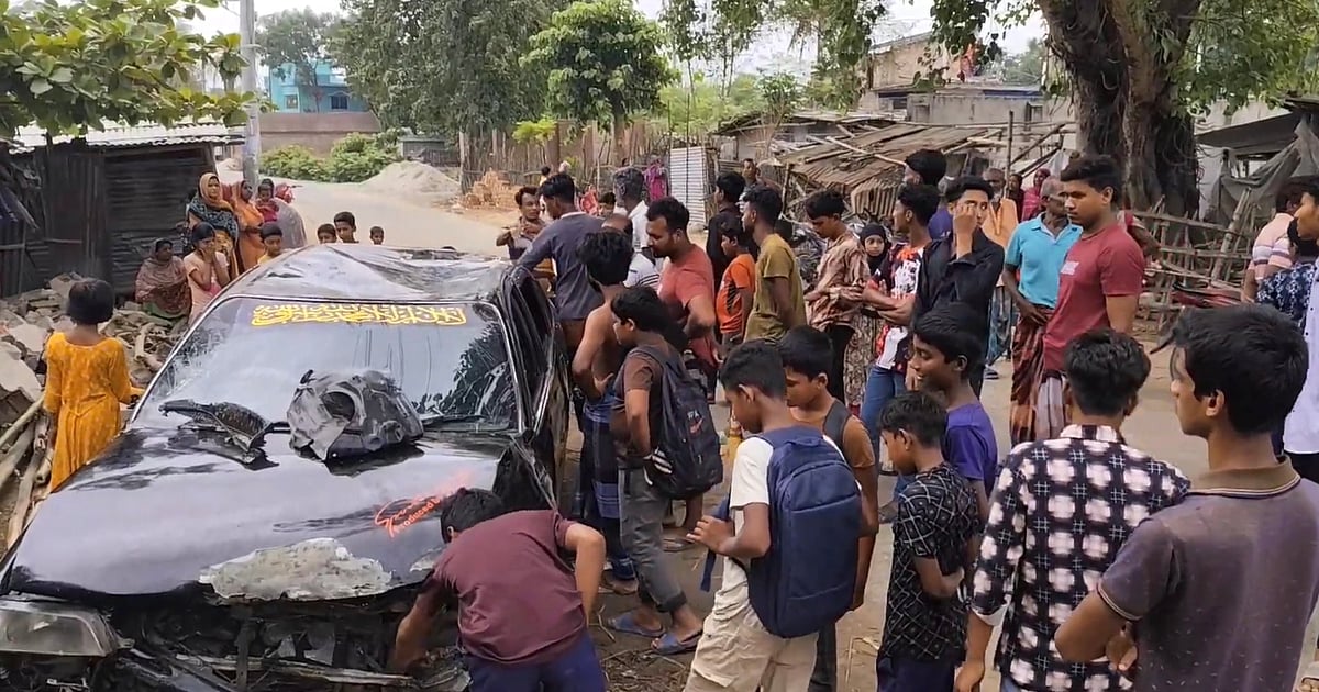 প্রাইভেট কার নিয়ন্ত্রণ হারিয়ে ঢুকে গেল ঘরে, গাঁজাসহ চালককে পুলিশে সোপর্দ