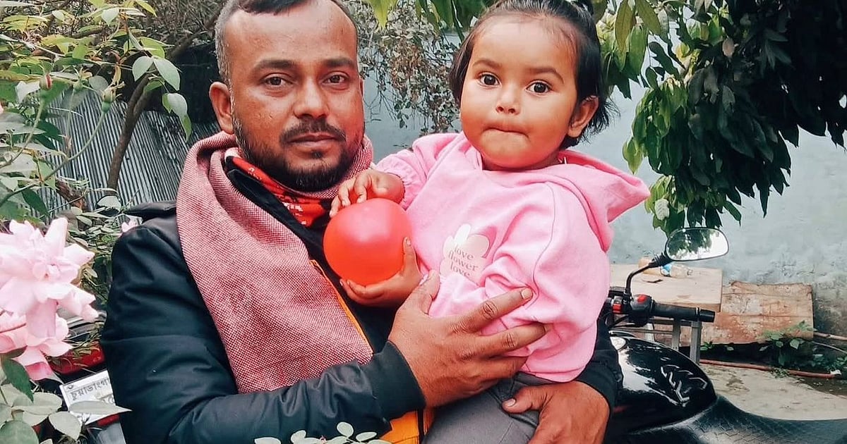 বজ্রপাতে বাবার মৃত্যু, কোল থেকে ছিটকে বাঁচল মেয়ে