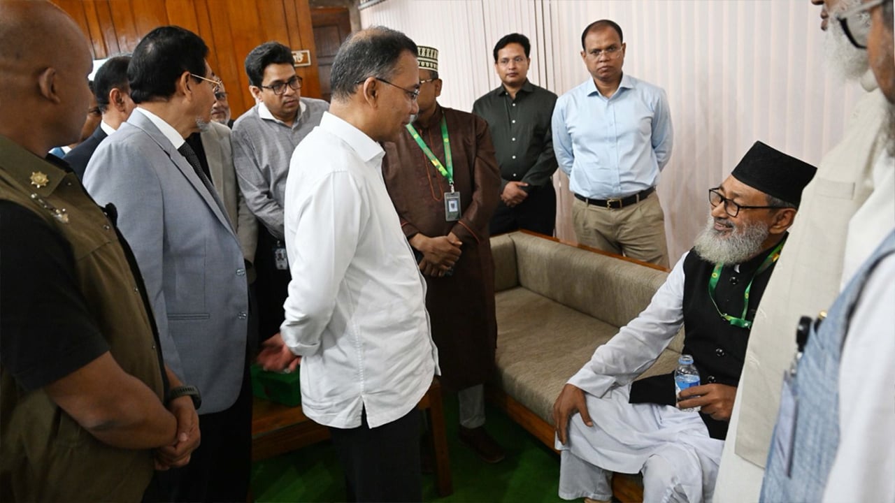 প্রধানমন্ত্রী বিরোধী দলীয় এমপির শারীরিক অবস্থা পরীক্ষা করেন