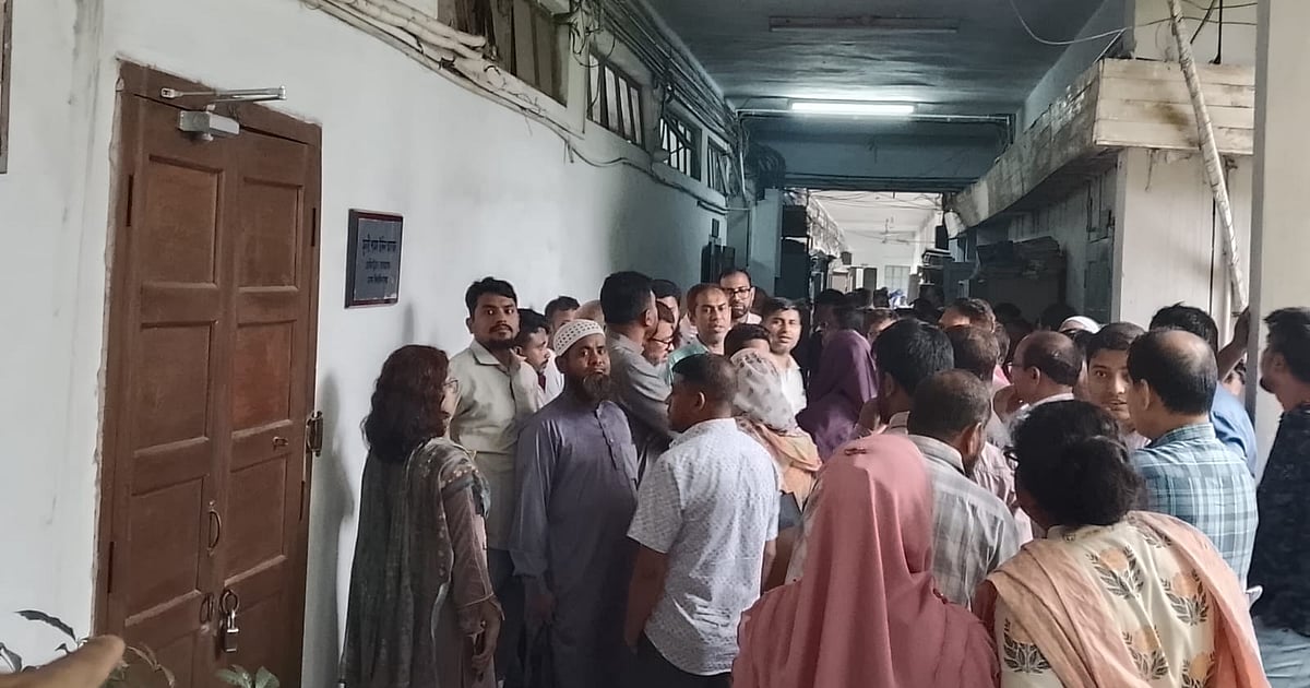 ঢাকা বিশ্ববিদ্যালয়ের কর্মকর্তা-কর্মচারীদের ৬ দাবি