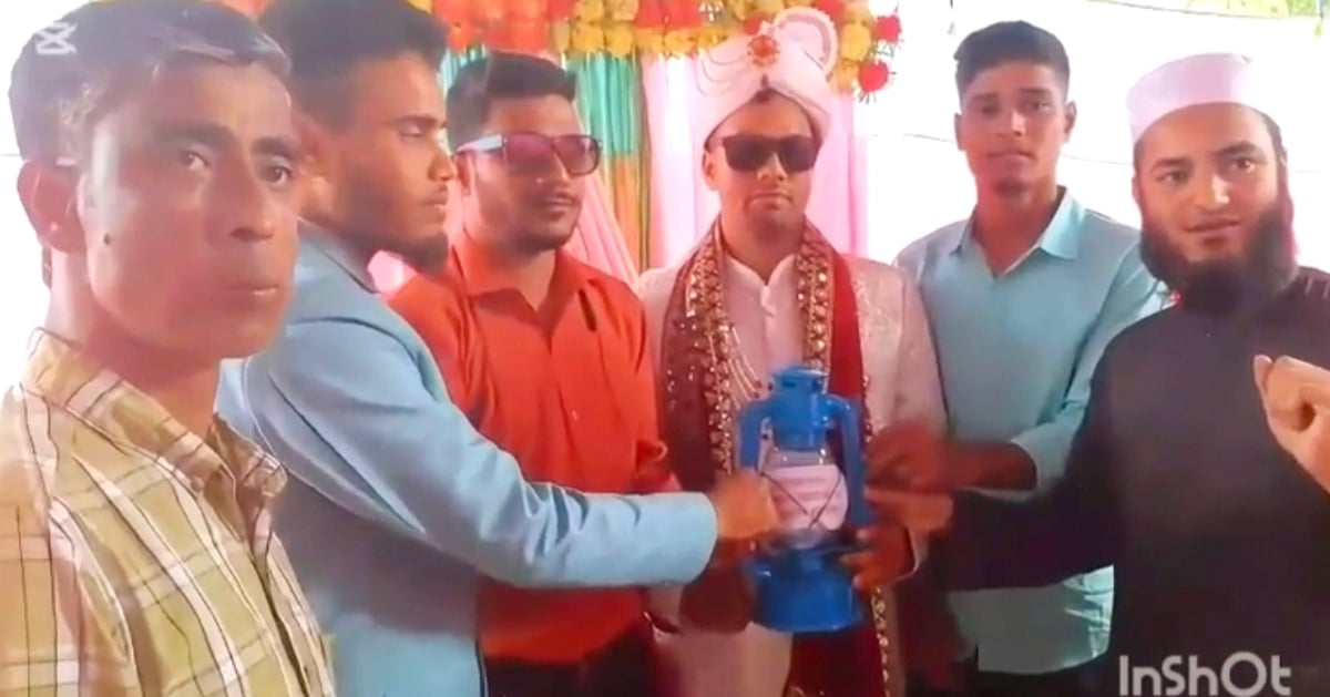 বন্ধুর বিয়েতে হারিকেন উপহার দেওয়া হয়েছে লোডশেডিংয়ের প্রতিবাদে