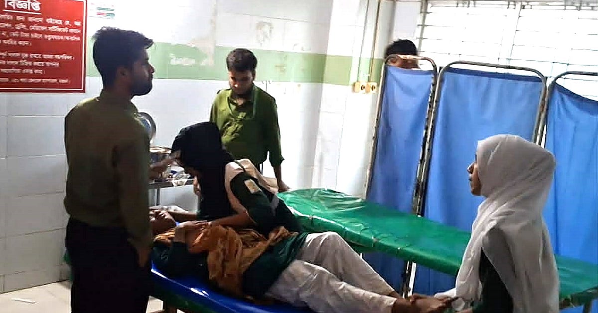 বরগুনায় বজ্রপাতের শব্দে অসুস্থ হয়ে ১১ শিক্ষার্থী