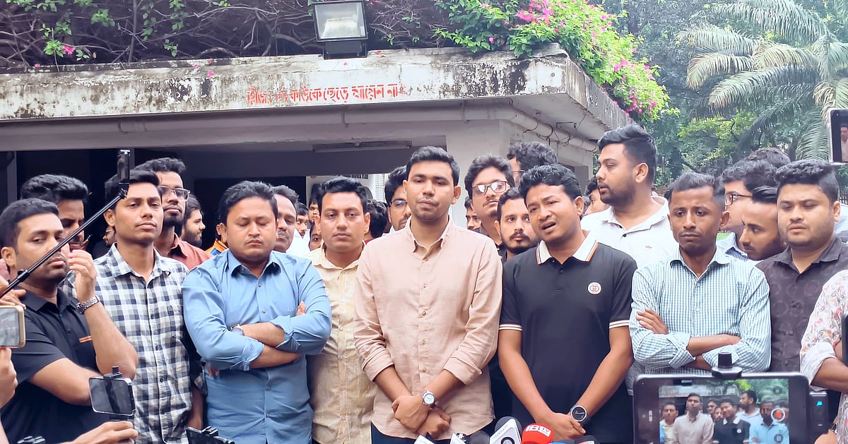ফেসবুক পেজ থেকে গুজব ছড়ানোর অভিযোগে ছাত্রদলের নেতারা উপাচার্যের সঙ্গে দেখা
