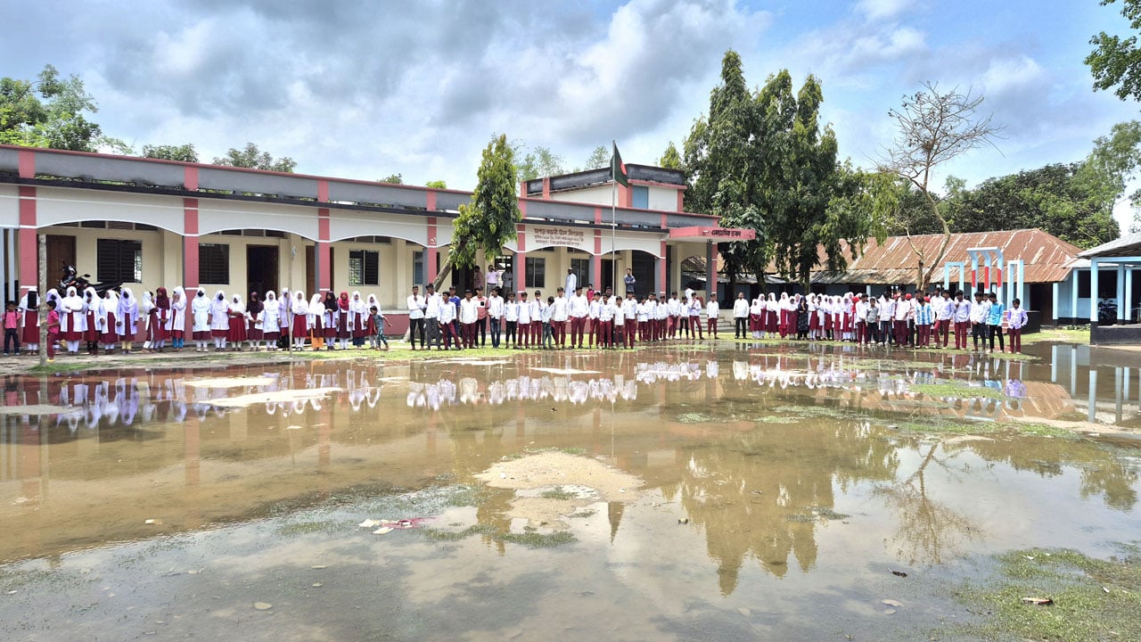শিক্ষার্থীরা মাঠ সংস্কারের দাবিতে ক্লাস বর্জন করে