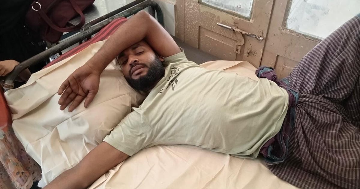 গোখরা সাপে কামড়ানোর পর জীবিত যুবককে হাসপাতালে নিয়ে আসা হয়েছে