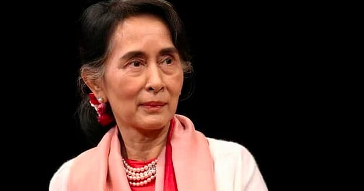 মিয়ানমারের সাবেক নেত্রী অং সান সু চি গৃহবন্দী হিসেবে স্থানান্তরিত