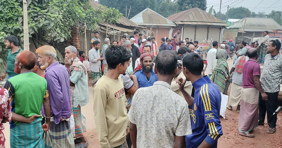 মে দিবসে ছুটি নেই, ধানগড়া হাটে কাজের সন্ধানে শ্রমিক