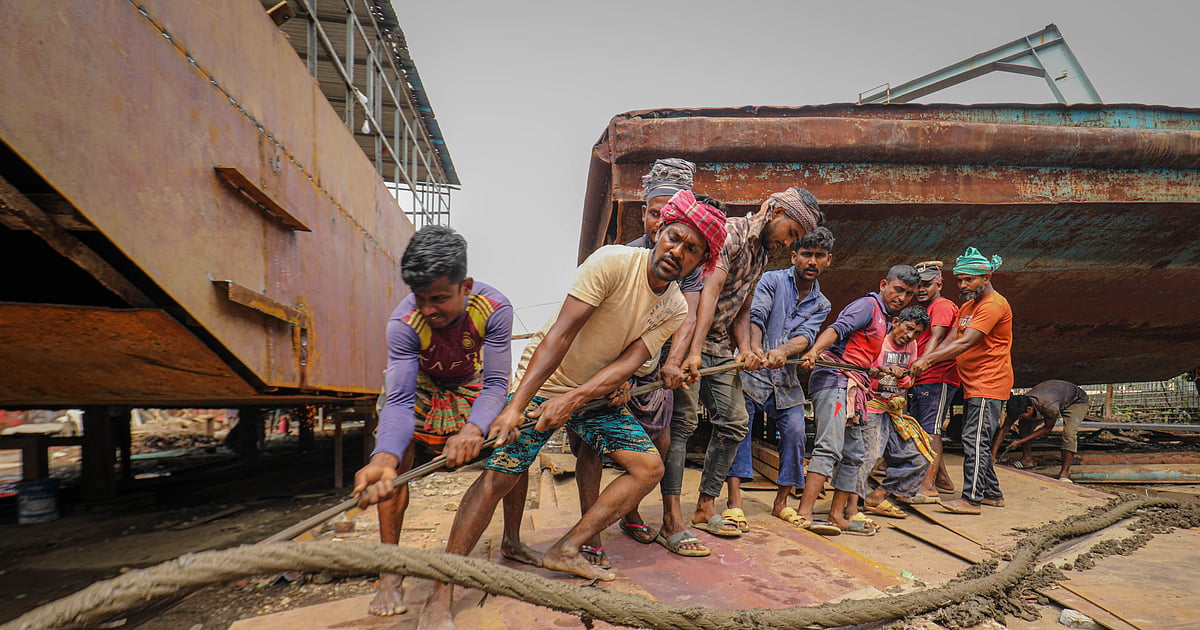 খুলনার শ্রমিকেরা বিক্ষোভের মাধ্যমে চাকরি প্রদানের দাবি জানাচ্ছে
