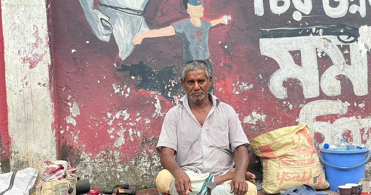 জুতা সেলাইয়ে কাটিয়ে গেল জীবনের ৪০ বছর