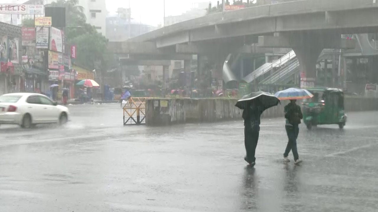 বাংলাদেশের ৩২ জেলায় ভারি বৃষ্টির আভাস, চট্টগ্রামে ভূমিধসের সম্ভাবনা