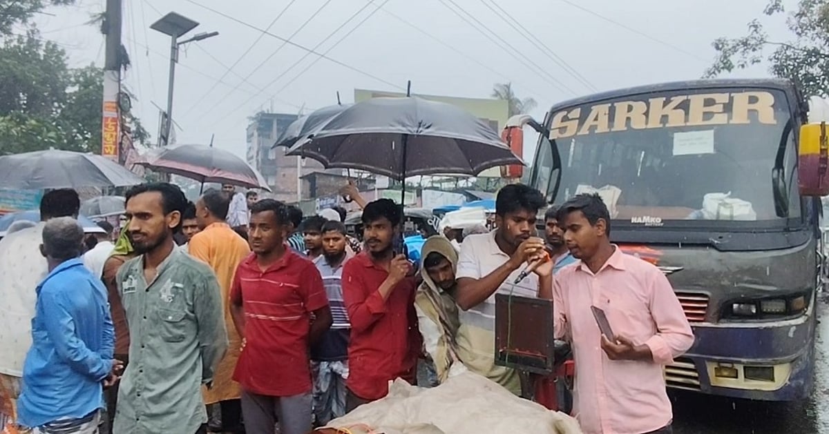 রংপুরে পানিনিষ্কাশনের নালায় বাঁধ, কৃষকদের মহাসড়ক অবরোধ