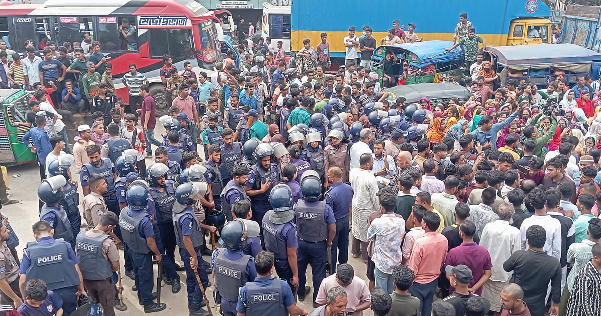 চট্টগ্রামে বকেয়া বেতনের দাবিতে পোশাকশ্রমিকদের সড়ক অবরোধ