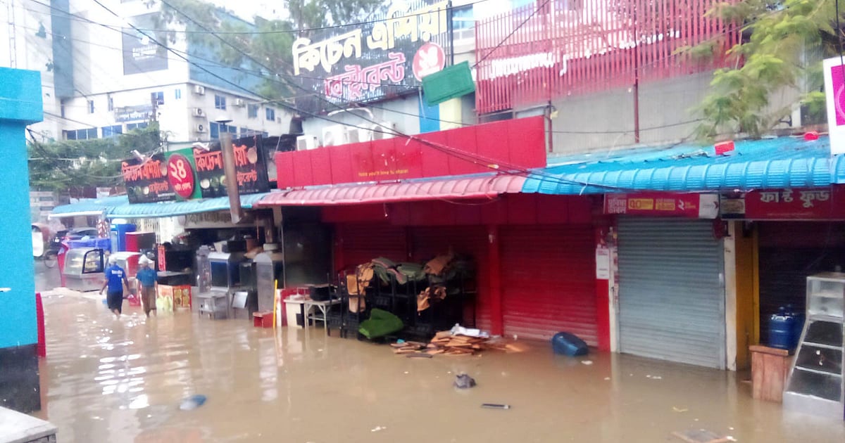 চট্টগ্রামের প্রবর্তক মোড় আবারও তলিয়ে গেল বৃষ্টিতে