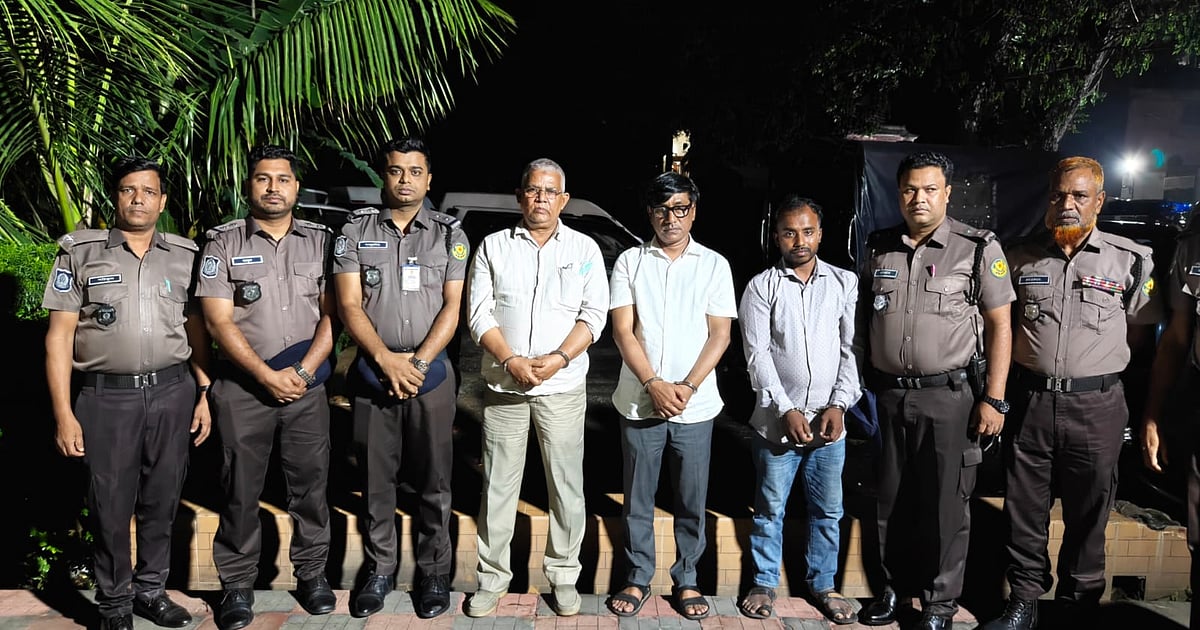 প্রাথমিক শিক্ষা অধিদপ্তরের স্টোররুমে আগুন দেওয়ার ঘটনায় তিনজন গ্রেপ্তার