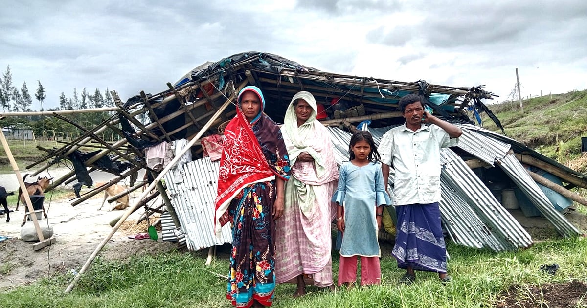 বেঁচে থাকার জন্য খোলা আকাশের নিচে থাকতে হচ্ছে নদী ভিটের পরিবার