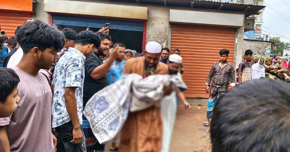 বাবার মোটরসাইকেল থেকে ছিটকে পড়ে শিশুর মৃত্যু
