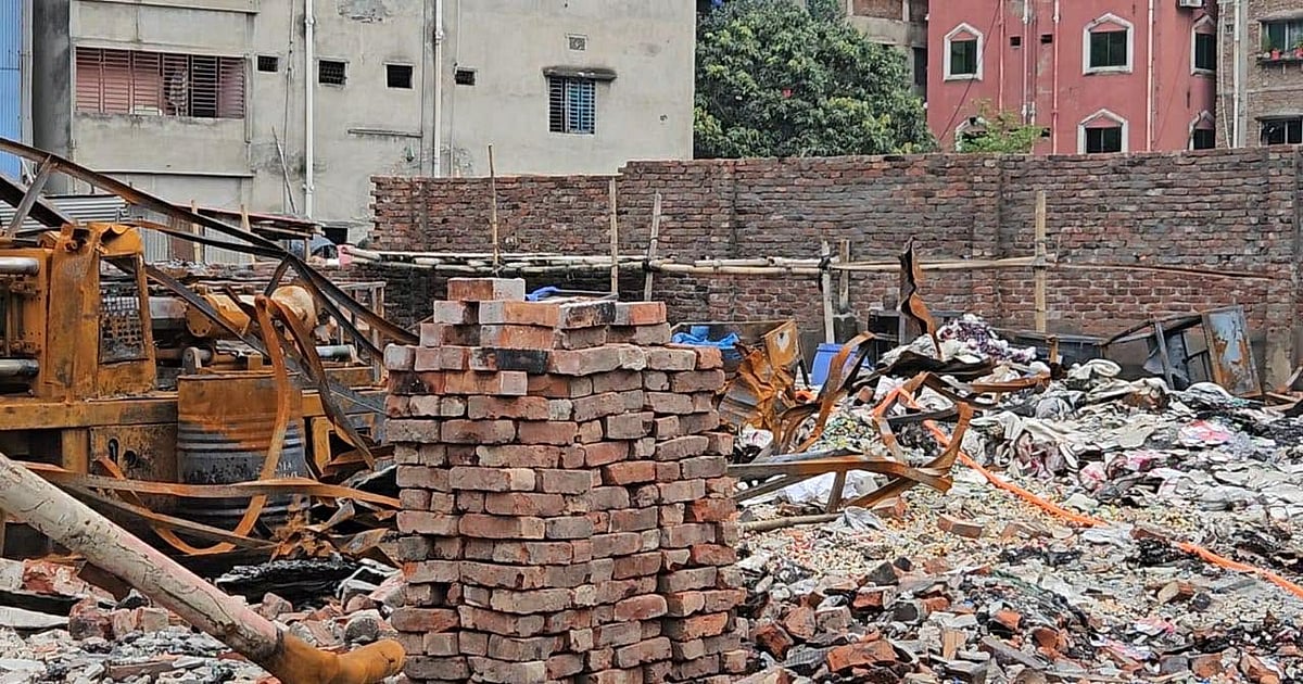 কেরানীগঞ্জের কারখানার মালিক অধরা, স্ত্রীর নির্দেশে দেয়াল নির্মাণের চেষ্টা