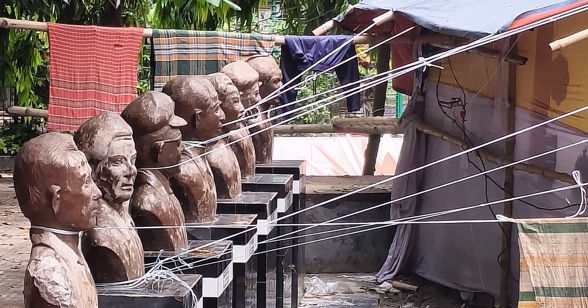 টাঙ্গাইলে বীরশ্রেষ্ঠদের ভাস্কর্যের গলায় মেলার স্টলের দড়ি বেঁধে দেওয়া