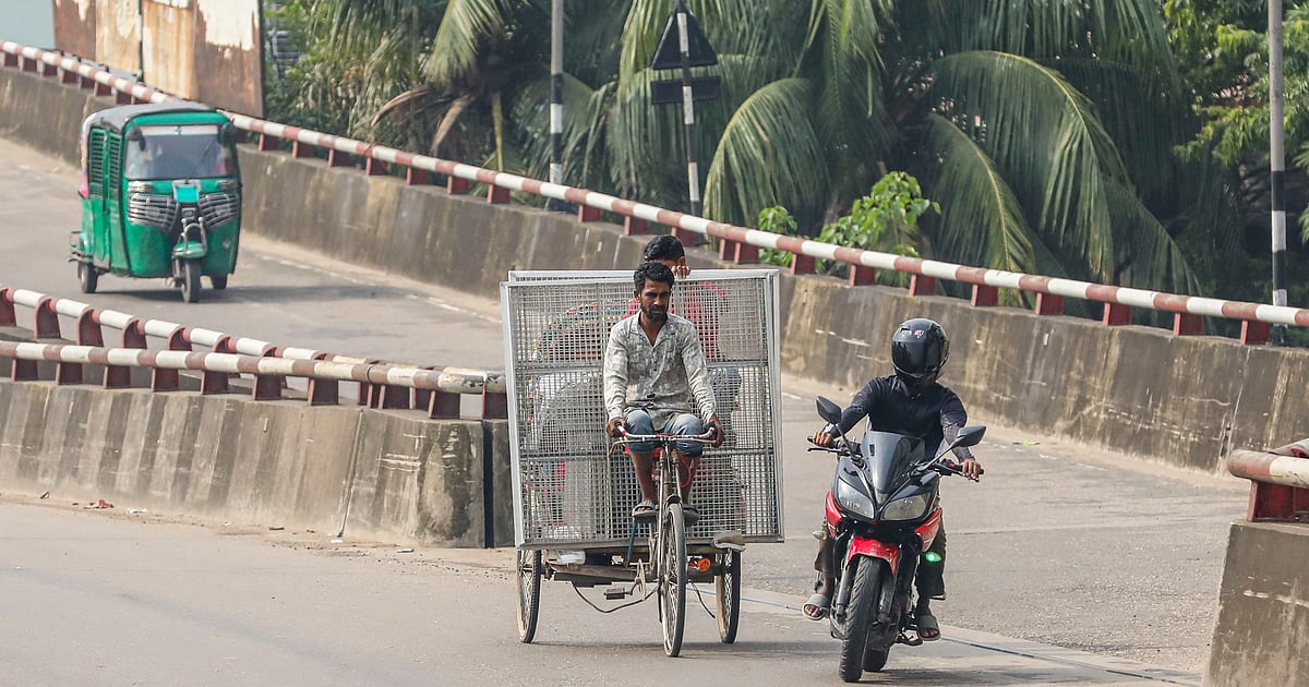 উড়ালসড়কে ব্যাটারিচালিত অটোরিকশা দাপট
