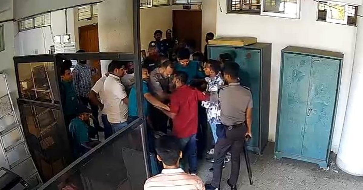 রাজশাহীতে দরপত্র বাক্স ছিনিয়ে নেওয়ার ঘটনায় যুবদলের দুই নেতাকে নোটিশ