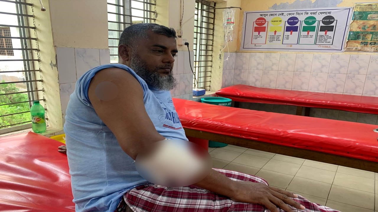 রাজাপুরে সাংবাদিকের উপর সন্ত্রস্তদের হামলা: আহত সাংবাদিকের পরিস্থিতি দুর্বল