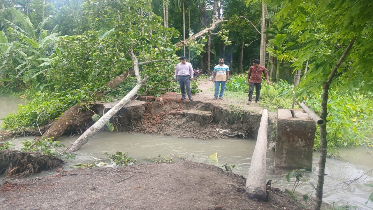 মির্জাগঞ্জে সড়ক ভেঙে যোগাযোগ বিচ্ছিন্ন হয়েছে