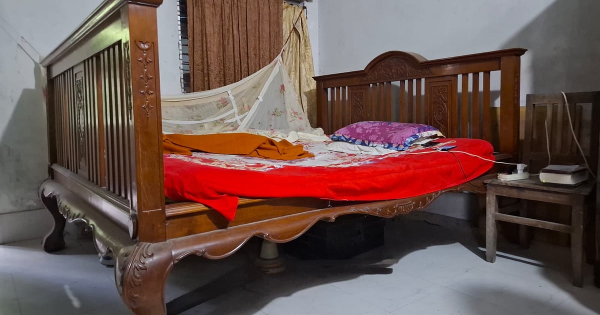 পুঠিয়া রাজবাড়ির পালঙ্কে ঘুমান মৎস্যচাষি বাশার