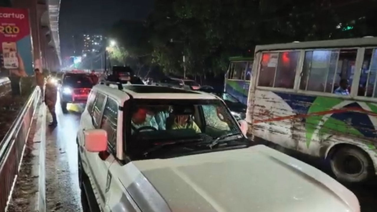 প্রধানমন্ত্রী নিজেই গাড়ি চালিয়ে অনুষ্ঠানে গেলেন