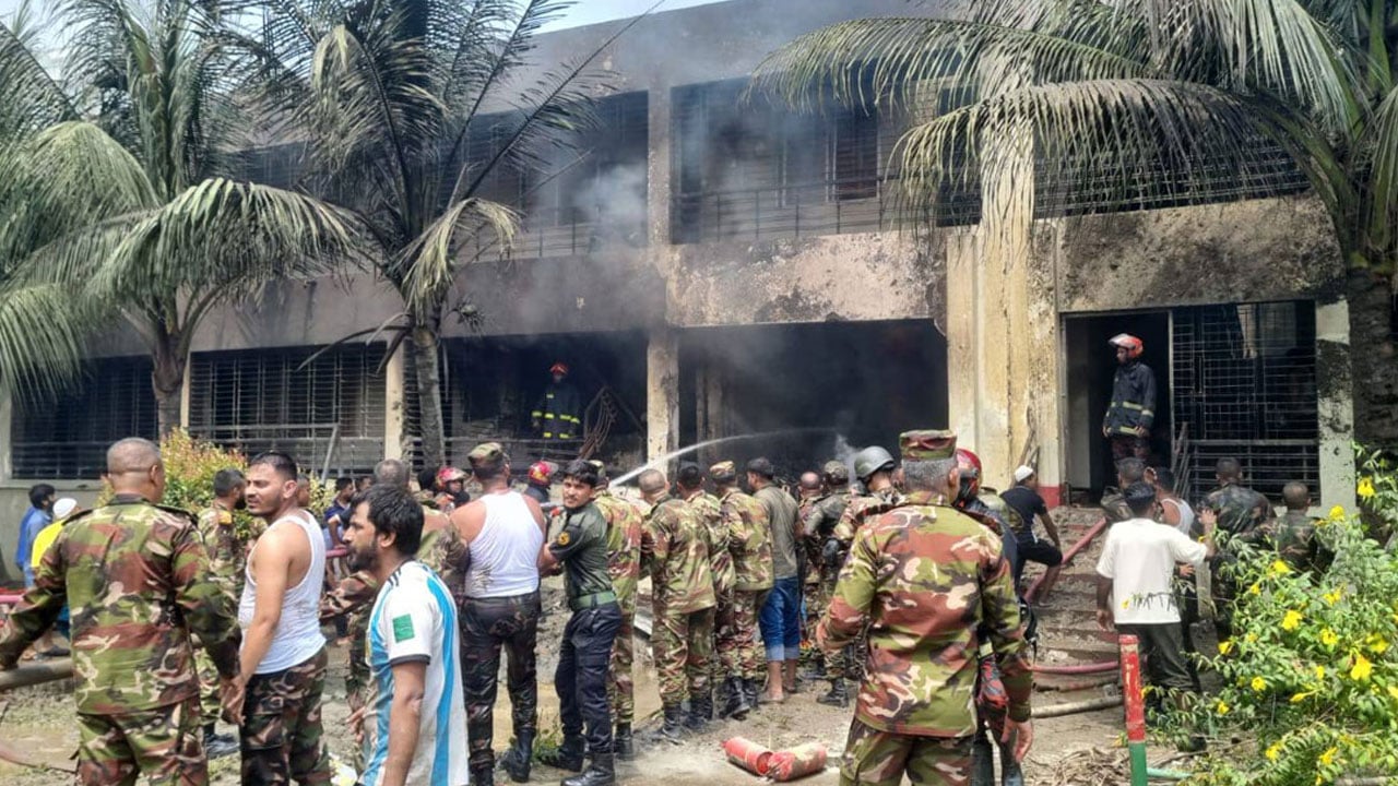 বাংলাদেশ বিমান বাহিনীর একজন উচ্চ কর্মকর্তার বিরুদ্ধে মামলার আবেদন