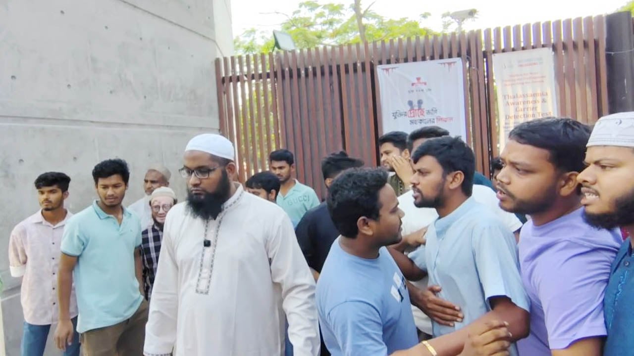 বেরোবিতে উপাচার্যের পদত্যাগ দাবিতে ছাত্রদলের হামলা