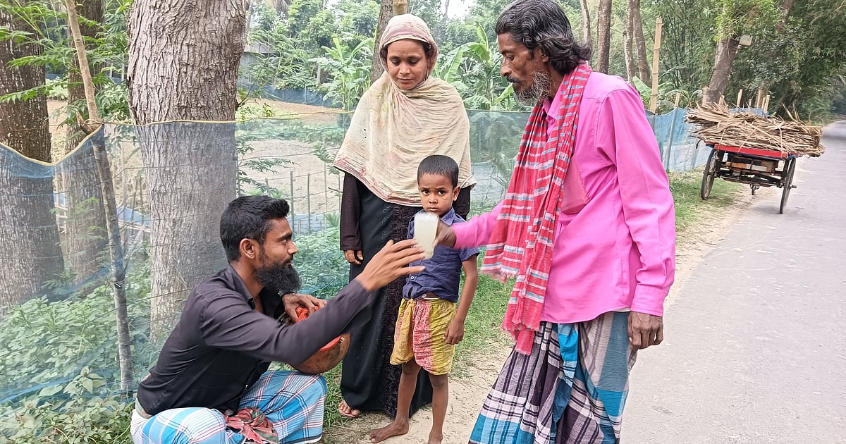 গরমে তৃষ্ণা মেটাতে তালের রস বিক্রি