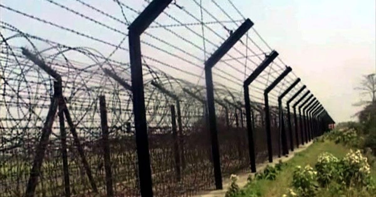 বাংলাদেশি ১০ জনকে সীমান্ত দিয়ে ঠেলে পাঠানোর পর স্বজনদের কাছে হস্তান্তর