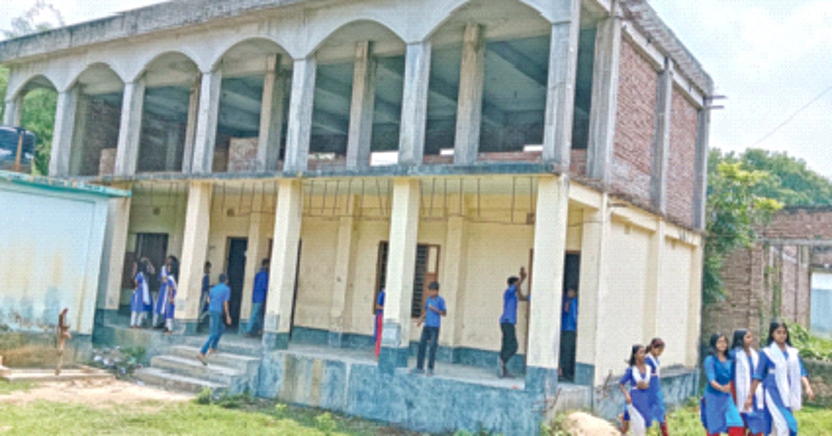 রাজবাড়ীর বালিয়াকান্দি সিঁড়ি ছাড়াই বিদ্যালয়ের দোতলা ভবন নির্মাণের সমস্যা