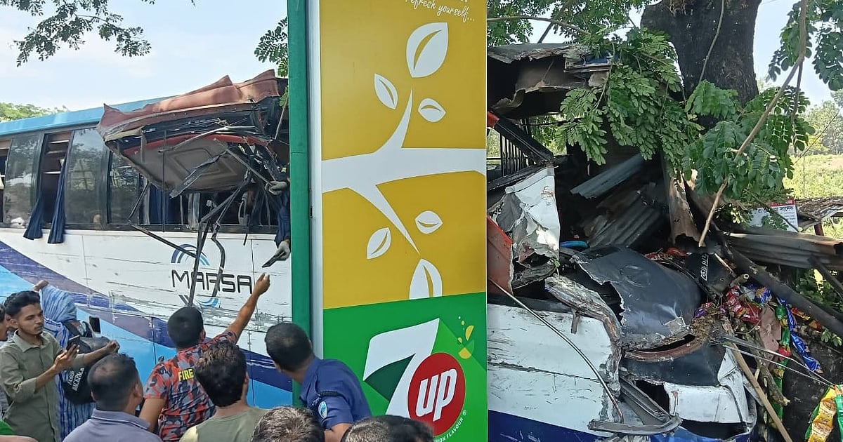 চট্টগ্রামে দুটি বাসের সংঘর্ষে দুই যাত্রী নিহত